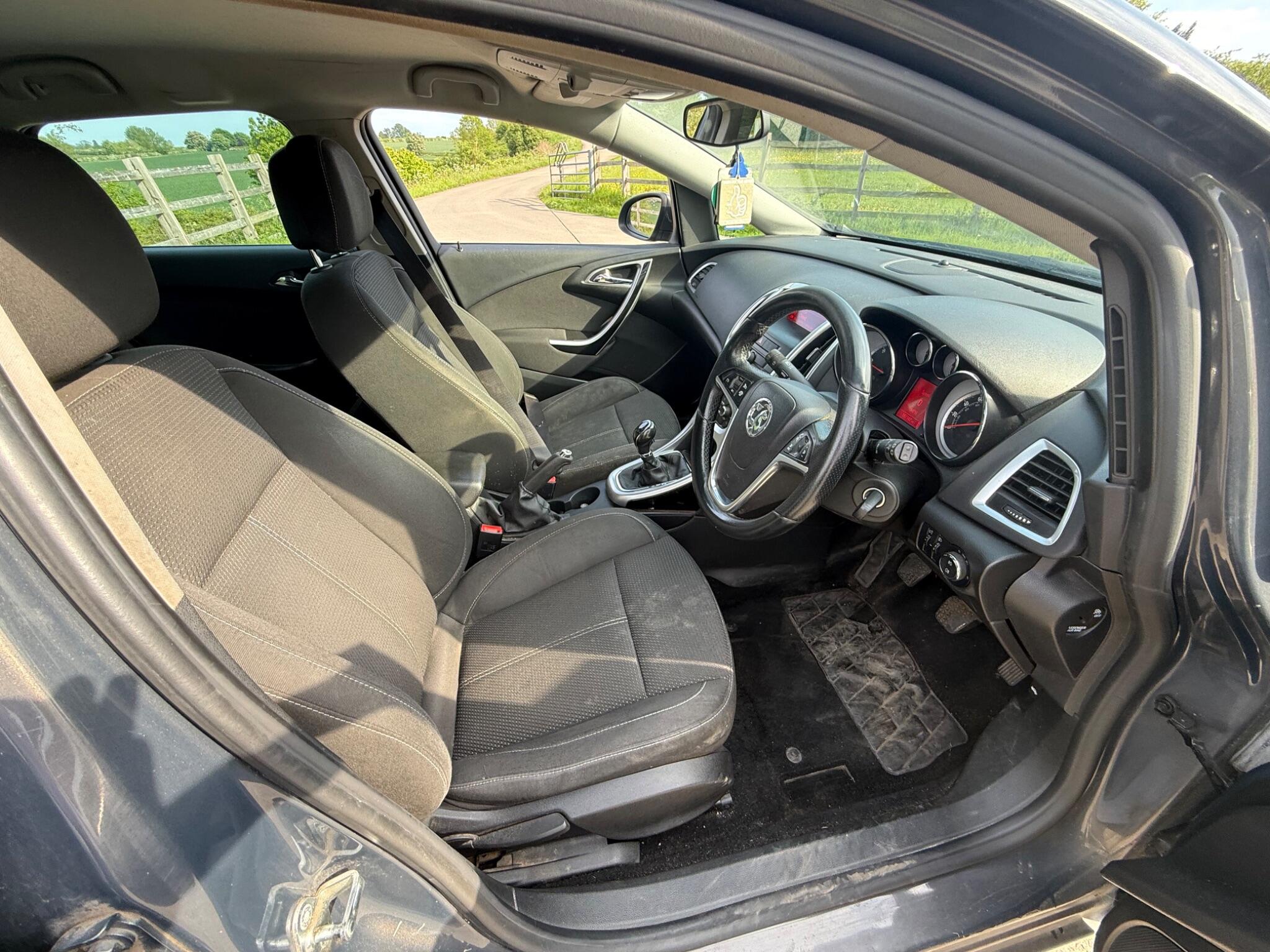 Vauxhall Astra 1.7 CDTi ecoFLEX SRi Sports Tourer Euro 5 5dr — photo 74 of 86